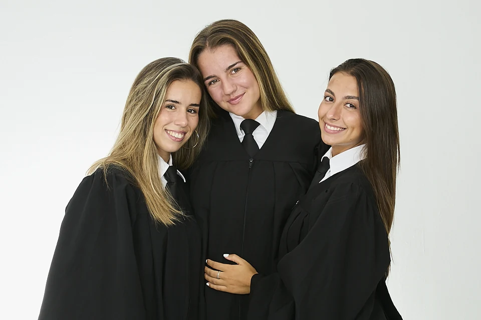 Foto de grup d’estudiants universitaris amb toga a Santa Orla, Barcelona