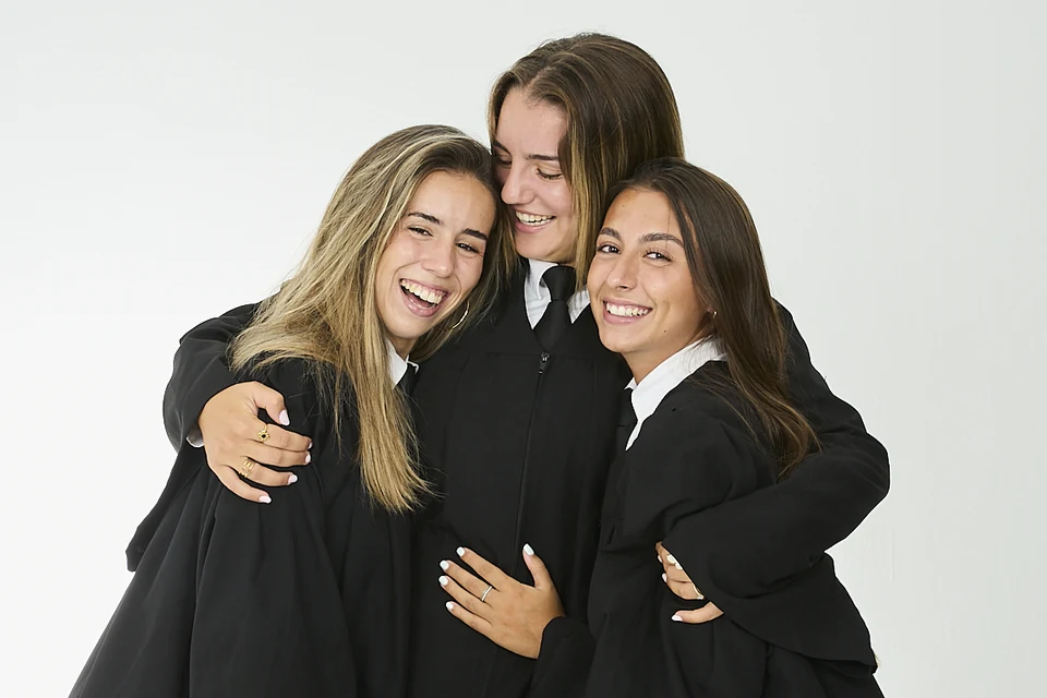 Foto de grup d’estudiants universitaris amb toga a Santa Orla, Barcelona