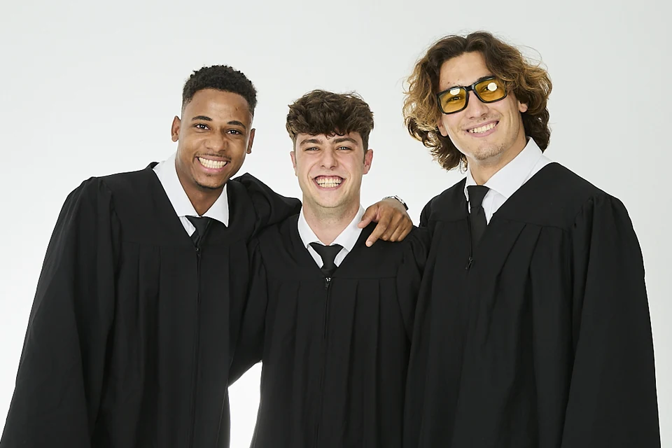 Foto de grup d’estudiants universitaris amb toga a Santa Orla, Barcelona