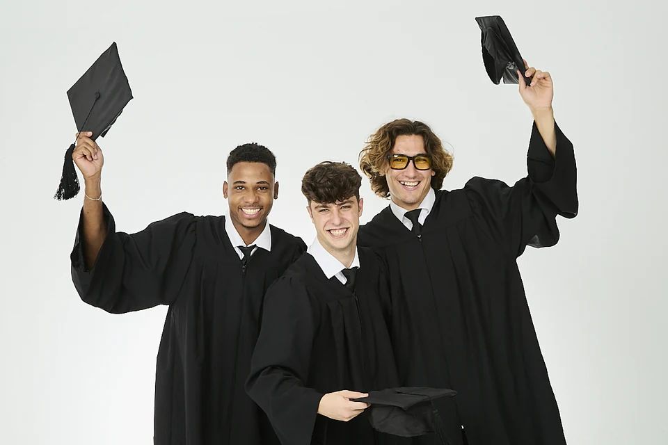Foto de grup d’estudiants universitaris amb toga a Santa Orla, Barcelona