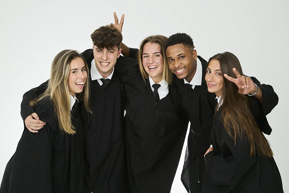Foto de grup d’estudiants universitaris amb toga a Santa Orla, Barcelona