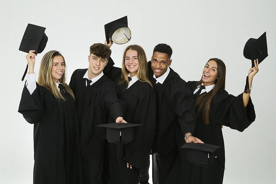Foto de grup d’estudiants universitaris amb toga a Santa Orla, Barcelona