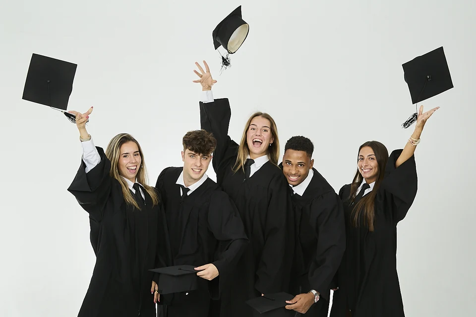 Foto de grup d’estudiants universitaris amb toga a Santa Orla, Barcelona
